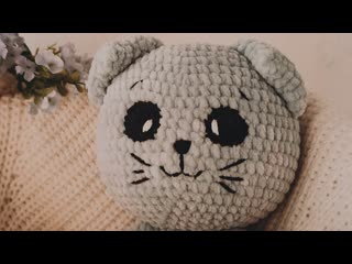 Обзор на мастер класс по вязанию влюбленного котика крючком.