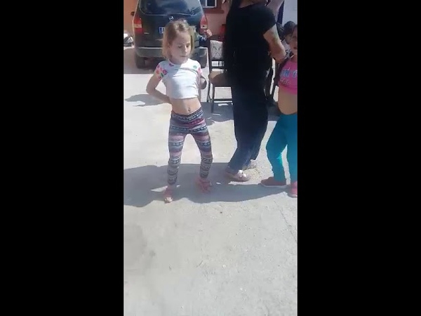 Cine danseaza mai bine Danisa care are pantaloni albaștri sau