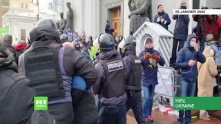 Ukraine : des manifestants tentent de prendre d’assaut le parlement à Kiev