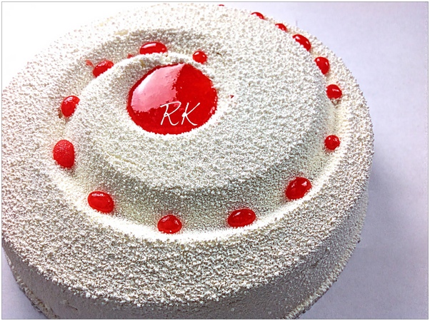 Gâteau aux fraises, mousse chocolat blanc coco, coulis de fraises et biscuit