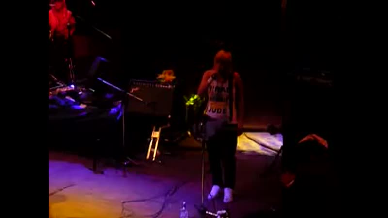 показывает как она умеет играть на