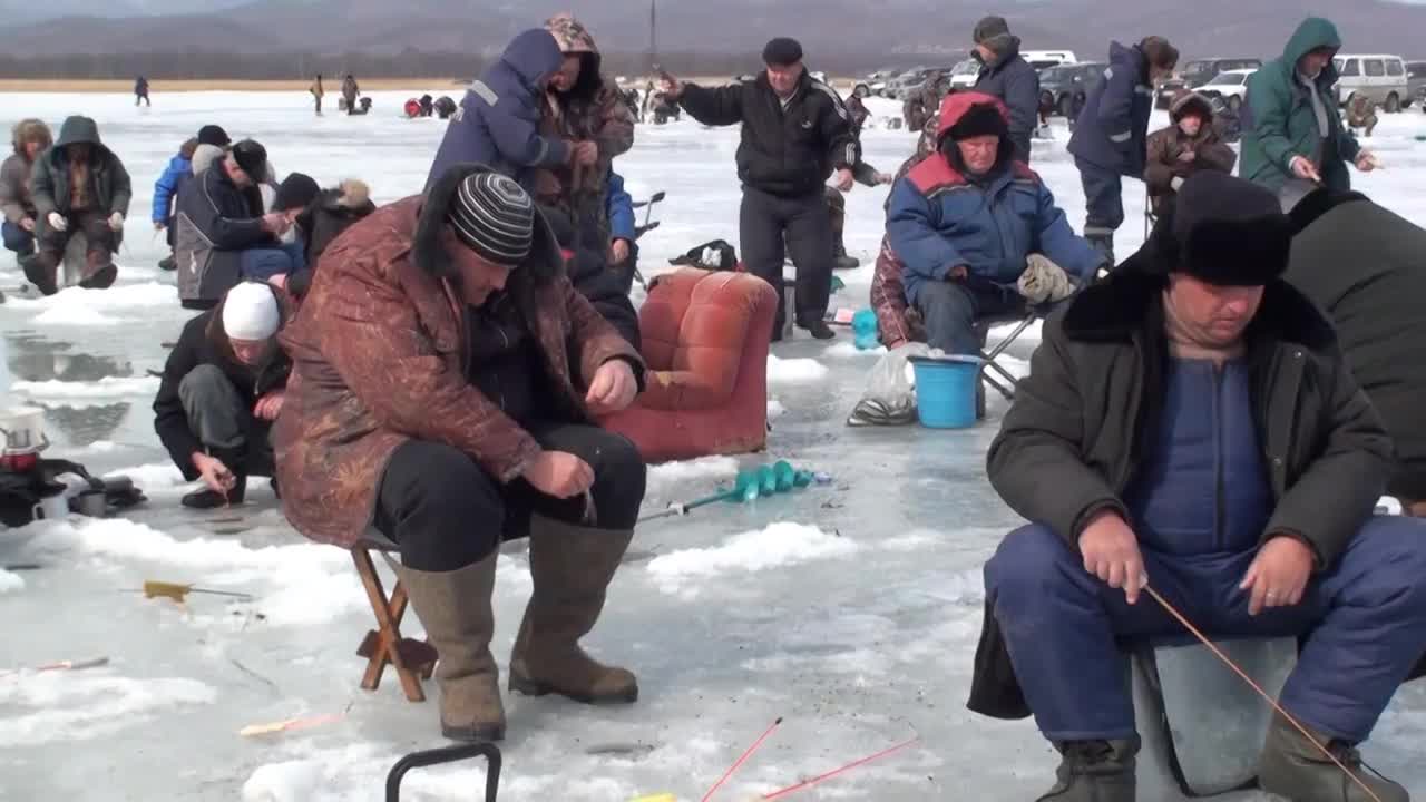 Пьяные рыбаки. Мужик на зимней рыбалке