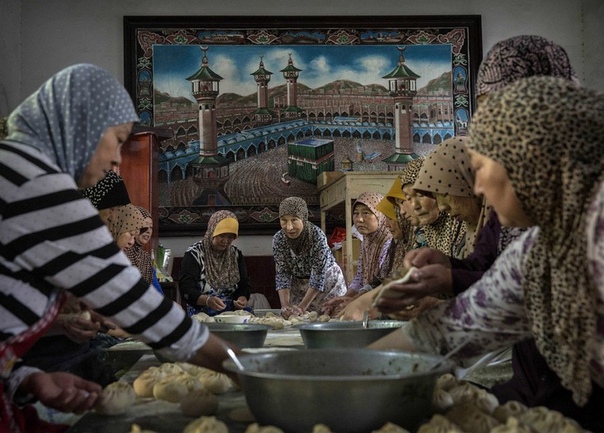 стол для мусульман. разговение в мечети. рамадан фото. рамазан ифтар мусульман. 10 последних ночей месяца рамадан.