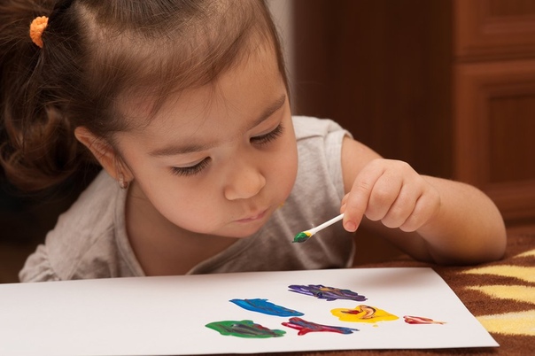 Человек левша. Леворукий ребенок. Ребенок Левша. Леворукий ребенок картинка. Леворукие дети рисуют