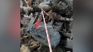 От взрыва перевернулся грузовик и асфальт- в клочья