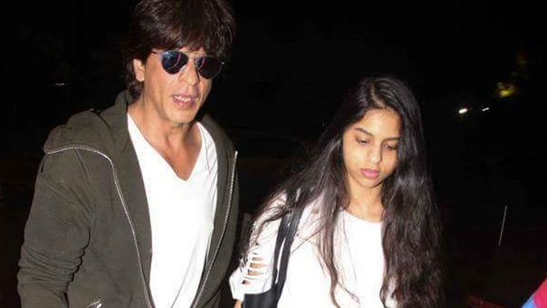 Shahrukh Khan DROPS Off Daughter Suhana For London, Spotted At