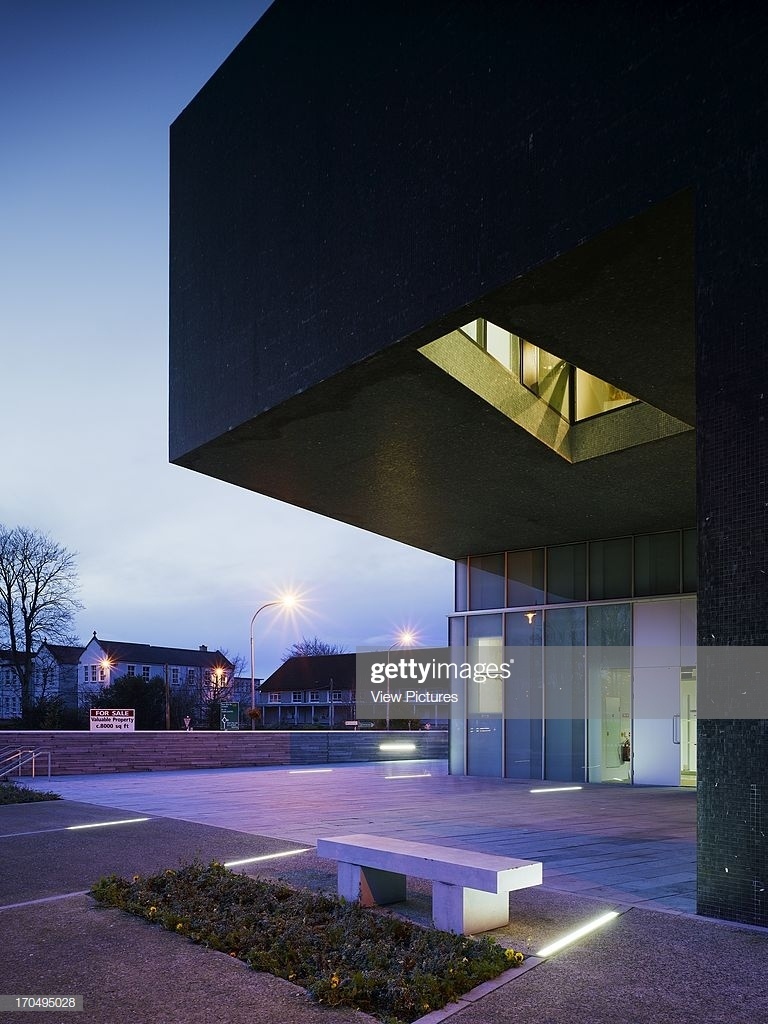 Ирландские архитекторы Шелли МакНамара (Shelley McNamara) и Ивонн Фаррелл (Yvonne Farrell) удостоены Притцкеровской архитектурной премии 2020 года за «последовательное служение человечеству, о чем свидетельствует их сложный труд», а также за то, что они прокладывают путь женщинам в профессии, в которой доминируют мужчины.