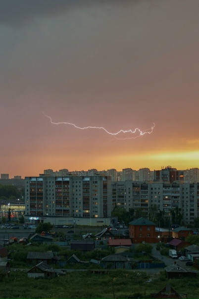 В эти дни природа подарила нам не только "море" на дорогах, но и эффектное световое шоу 💥