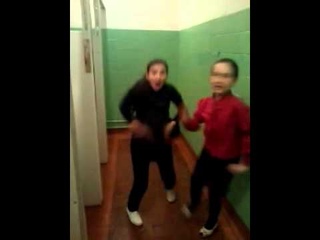 Прикол в школьном туалете)))СМОТРЕТЬ ДО КОНЦА!!!!