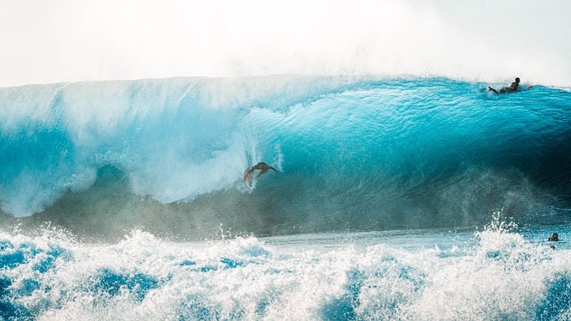 SURFING GIANT WAVES IN HAWAII (