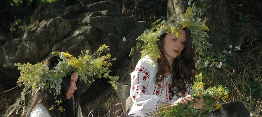 Папоротник в ночь на ивана купала. Цветок папоротника и девушка. Цветет на ивана купала. Цветок папоротника и девушка. Кубанская девушка в венке.